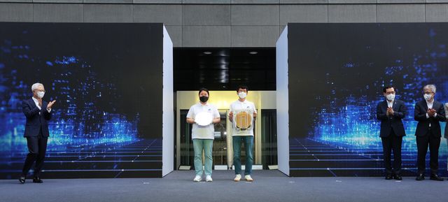 삼성전자 화성캠퍼스에서 열린 3나노 양산 출하식에서 연구원들이 3나노 반도체 양산품을 공개하고 있다. [사진=뉴시스]