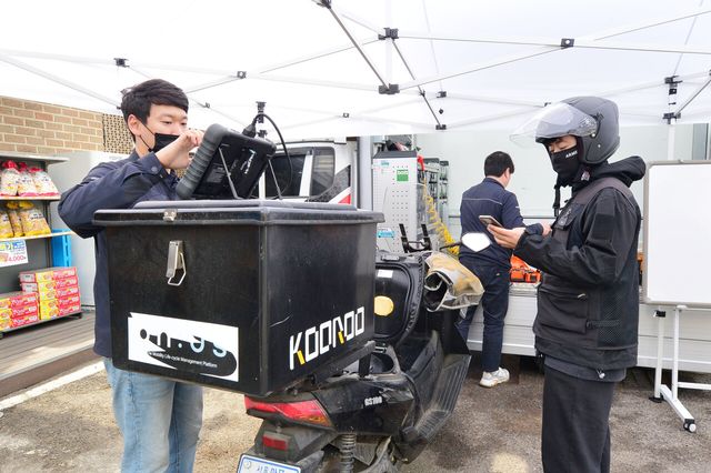 LG에너지솔루션 배터리 교환 서비스 'KooRoo'의 배달 라이더 대상 '전기 이륜차 무상 점검' 현장 사진. [사진=LG에너지솔루션]