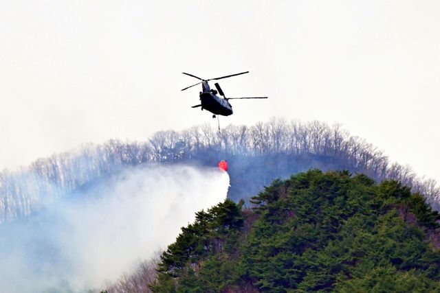 &nbsp;28일 오전 군용헬기가 산청군 시천면 구곡산에 발생한 산불을 진화하고 있는 모습. [사진제공=뉴시스]