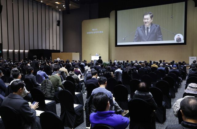 지난 19일 경기도 수원시 수원컨벤션센터에서 개최된 삼성전자 제56기 정기 주주총회에서 한종희 부회장이 의장 발언을 하고 있다. [사진=뉴시스]