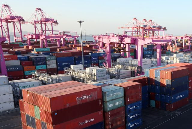 인천 연수구 인천신항 컨테이너터미널에 적재된 수출입 컨테이너들의 모습. [사진=뉴시스]