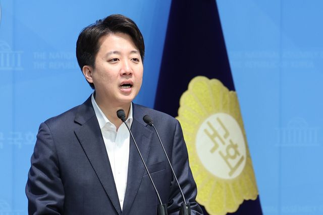 개혁신당 이준석 의원이 지난 24일 오전 서울 여의도 국회 소통관에서 열린 연금개악 저지 정치인 연대 제안 기자회견에서 발언하고 있는 모습. [사진제공=뉴시스]<br>