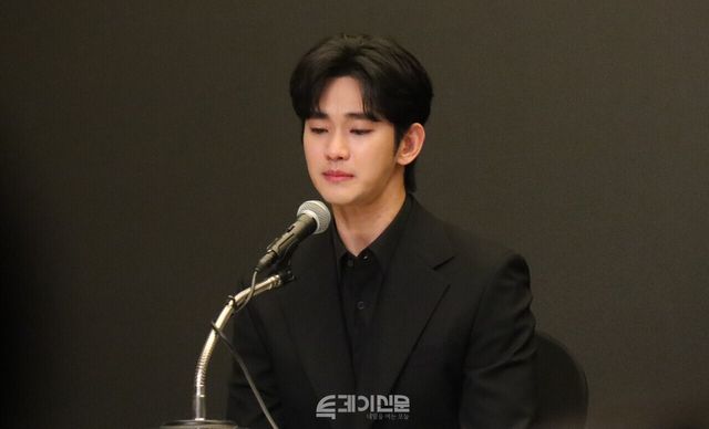 배우 김수현이 31일 서울 마포구 스탠포드코리아호텔에서 열린 기자회견에서 고(故)&nbsp;김새론과 관련한 의혹에 대해 입장을 표명하고 있다.&nbsp;&nbsp;ⓒ투데이신문