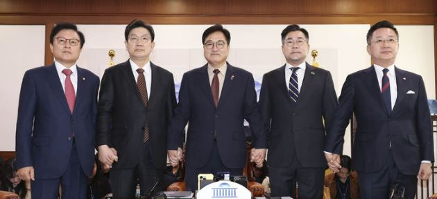 우원식 국회의장과 권성동 국민의힘 원내대표, 박찬대 더불어민주당 원내대표가 31일 오전 서울 여의도 국회에서 열린 의장 주재 여야 원내대표 회동에서 기념촬영을 하고 있다. [사진출처=뉴시스]<br>