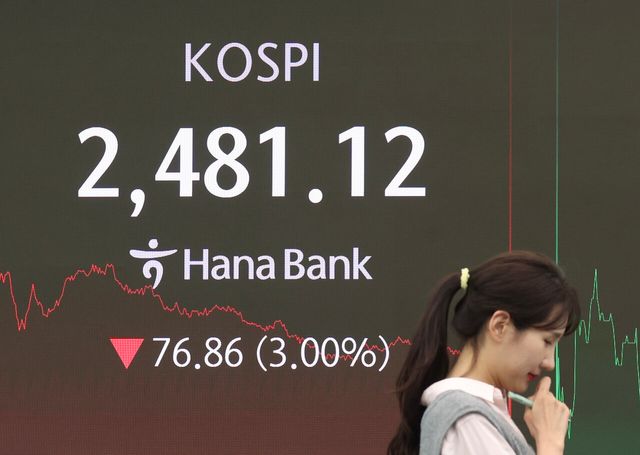 공매도 재개 첫날인 31일 코스피는 전 거래일(2557.98)보다 76.86포인트(3.00%) 내린 2481.12에 장을 마쳤다. [사진=뉴시스]