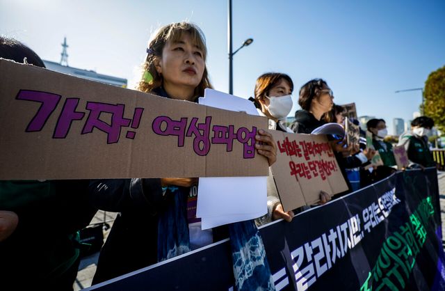 지난해 11월 7일 서울 용산구 대통령실 앞에서 진행된 ‘2025년 3.8 여성파업 조직위원회 출범 기자회견’. [사진제공=뉴시스]