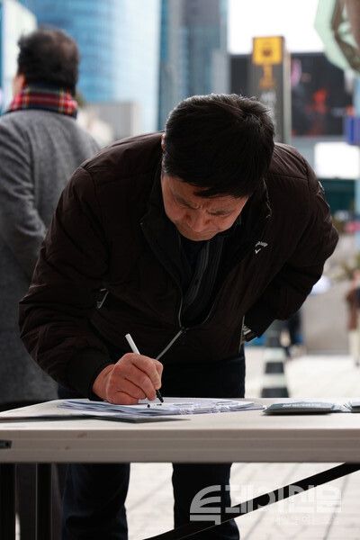 대한민국헌정회가 5일 서울 용산역 서울역광장에서 헌법개정 범국민 결의대회 서명운동 발대식을 진행하고 있다. ⓒ투데이신문