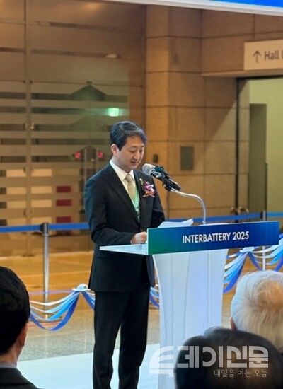 5일 ‘인터배터리 2025’ 개막식에서 안덕근 산업통상부 장관이 환영사를 하고 있다. ⓒ투데이신문