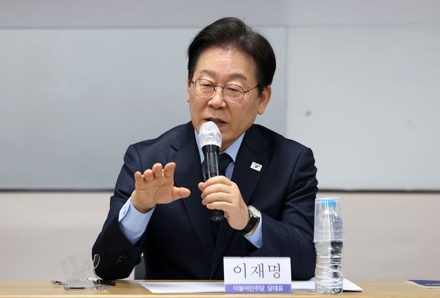 더불어민주당 이재명 대표가 지난달 21일 오후 서울 중구 민주노총 건물에서 열린 민주노총-더불어민주당 대표 간담회에서 발언하고 있다. [사진출처=뉴시스]