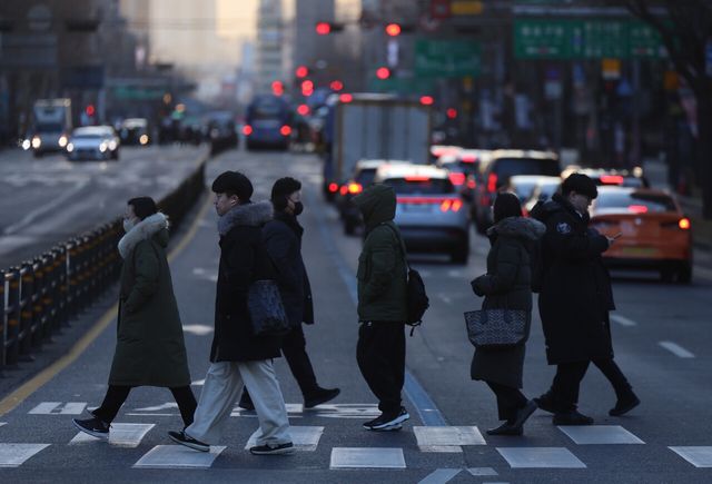 지난달 19일 서울 종로구 세종대로사거리에서 시민들이 걸음을 옮기고 있다. [사진제공=뉴시스]<br>