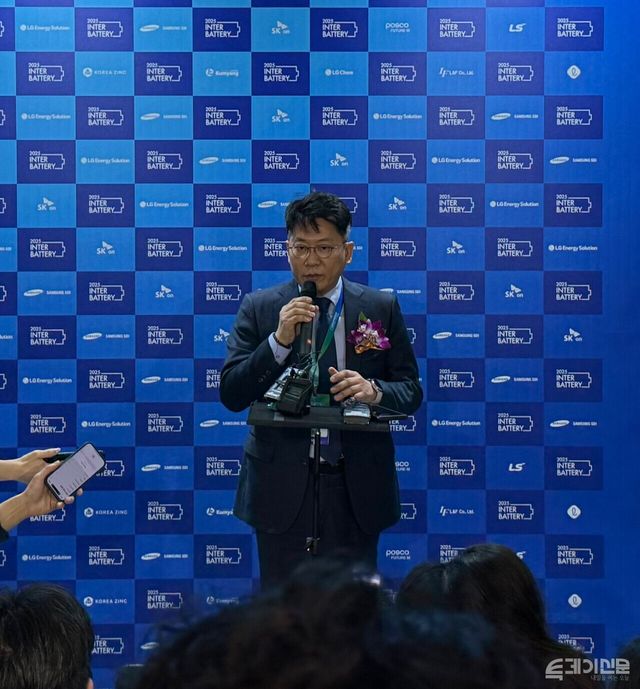 김동명LG에너지솔루션 최고경영자(CEO) 사장 겸 한국배터리산업협회장이 5일 서울 강남구 코엑스에서 열린 국내 최대 배터리 전시회 ‘인터배터리 2025’ 개막식 전 취재진의 질문에 답변하고 있다. ⓒ투데이신문