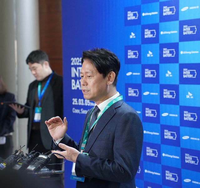 박기수 SK온 연구개발(R&D)본부장(부사장)이 5일 서울 강남구 코엑스에서 열린 국내 최대 배터리 전시회 ‘인터배터리 2025’ 개막식 전 취재진의 질문에 답변하고 있다. [사진=공동취재단]