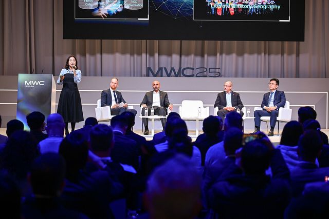 스페인 바르셀로나 MWC 2025 행사장에서 열린 주요 세션에 KT AI Future Lab장 배순민 상무가 패널로 참석해 발표를 진행하고 있다. [사진=KT]