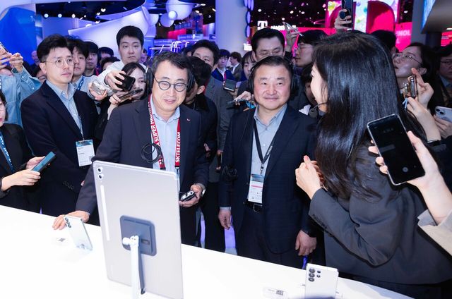 3일(현지시간) 스페인 바르셀로나에서 개막한 MWC 2025에서 SK텔레콤 유영상 CEO가 삼성전자 노태문 사장과 삼성전자 부스를 둘러보고 있다. [사진=SK텔레콤]