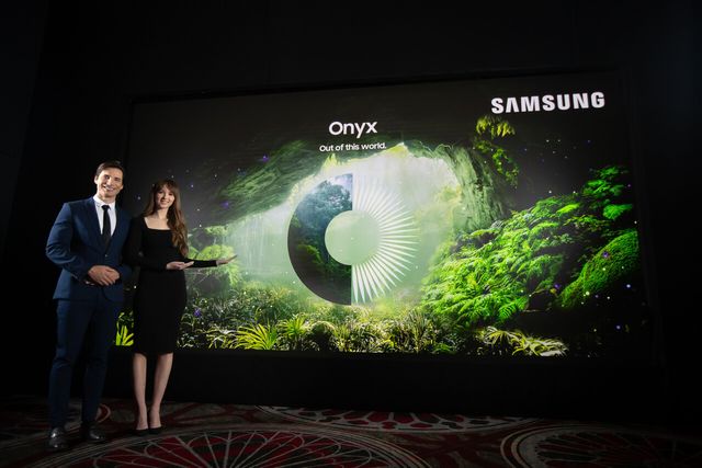 삼성전자 모델이 미국 라스베이거스에서 열리는 ‘시네마콘(CinemaCon) 2025’에서 시네마 LED 스크린 ‘오닉스(Onyx)’ 신제품을 소개하고 있다. [사진=삼성전자]