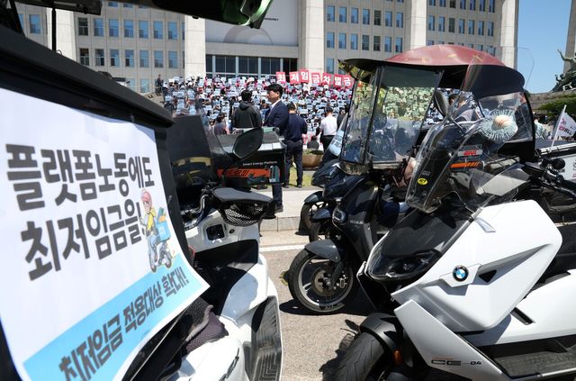 지난해 6월 3일 정치계와 노동단체 회원들이 서울 여의도 국회 앞 계단에 모여 ‘최저임금 차별금지법 국회 선포’ 기자회견을 진행하고 있다. [사진제공=뉴시스]<br>