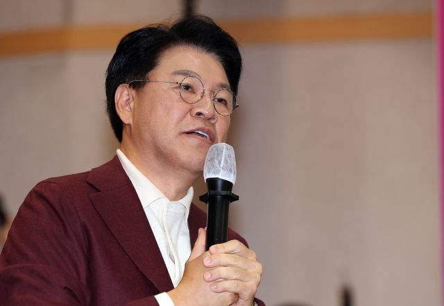 성폭력 혐의를 받던 장제원 전 의원이 숨진 채 발견됐다. 사진은 지난 2023년 12월 15일 부산 사상구청 강당에서 마지막 의정보고회를 갖고 있는 장 전 의원의 모습. [사진제공= 뉴시스]&nbsp;<br>