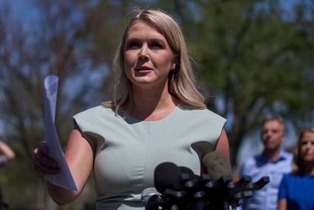 캐롤라인 레빗 백악관 대변인이 31일(현지 시간) 백악관에서 취재진 질문에 답하고 있다. [사진=AP/뉴시스]