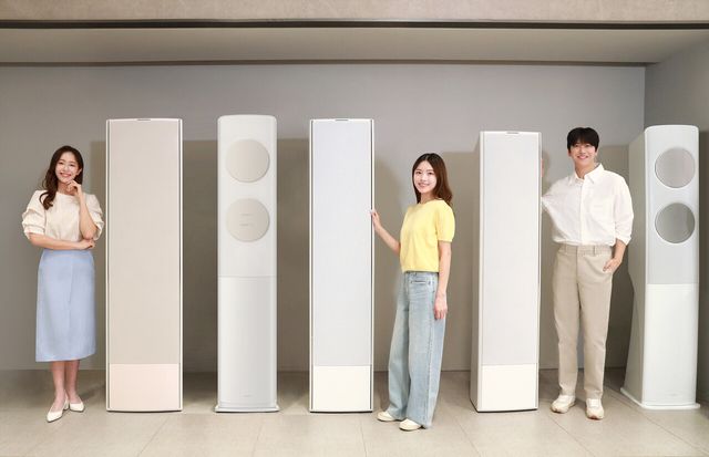 삼성전자 모델이 2025년형 가정용 AI 에어컨 라인업을 소개하고 있다. [사진=삼성전자]