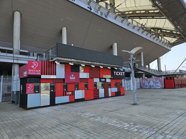 서울상암월드컵경기장 2층 매표창구에 텔레코일존이 설치돼 있다. [사진제공=한국난청인교육협회]