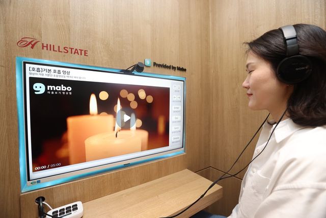 입주민이 힐스테이트에 적용된 ‘H 카밍부스’를 사용하고 있다. [시진=현대건설]