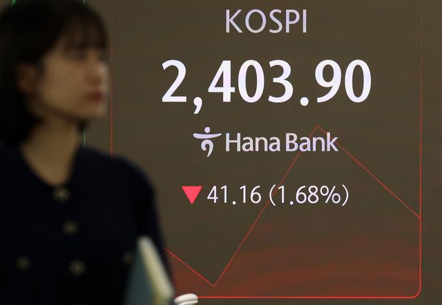 11일 코스피가 전 거래일(2445.06)보다 44.32포인트(1.81%) 내린 2400.74에 개장했다. [사진=뉴시스]