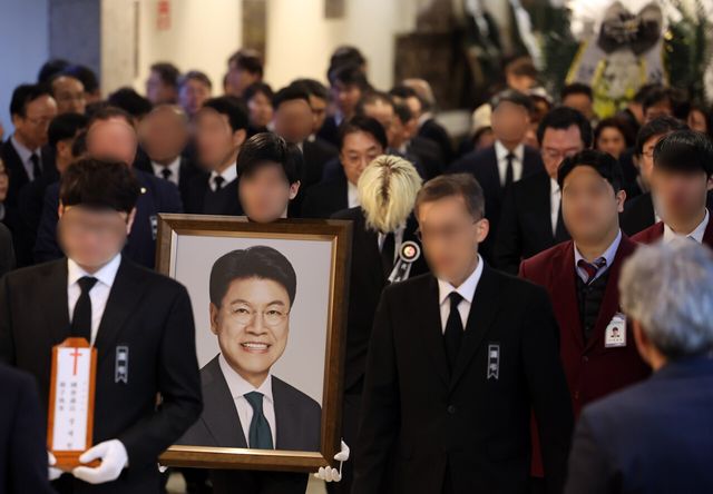 지난 4일 부산 해운대구 해운대백병원 장례식장에서 진행된 고(故) 장제원 전 국회의원의 발인식. [사진제공=뉴시스]<br>