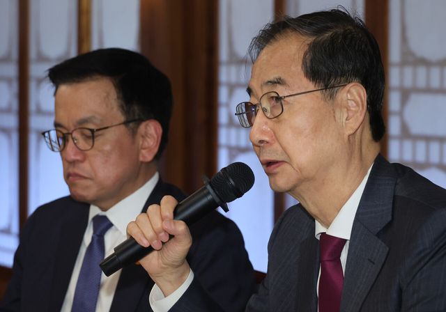 한덕수 대통령 권한대행 국무총리가 14일 서울 공관에서 열린 경제안보전략 TF 회의를 주재하고 있다. [사진=뉴시스]