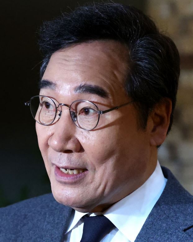 이낙연 전 국무총리가 지난 3월 18일 대구 중구 YMCA카페에서 열린 헌법개정 대구경북결의대회에 앞서 취재진 질문에 답하고 있다.&nbsp;[사진출처=뉴시스]&nbsp;<br>