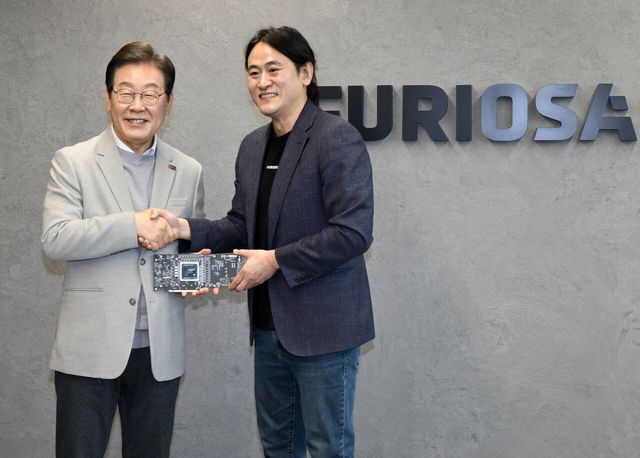 14일 서울 강남구 퓨리오사AI에서 더불어민주당 이재명 전 대표(왼쪽)가 퓨리오사AI 백준호 대표와 NPU칩을 듣고 기념촬영을 하고 있다. [사진=뉴시스]