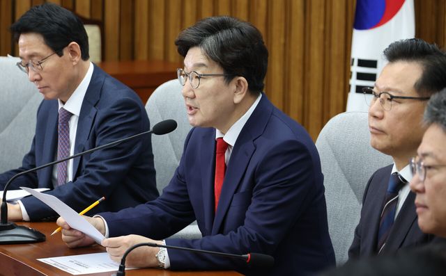 국민의힘 권성동 원내대표가 15일 오전 서울 여의도 국회에서 열린 원내대책회의에서 발언을 하고 있다. [사진=뉴시스]