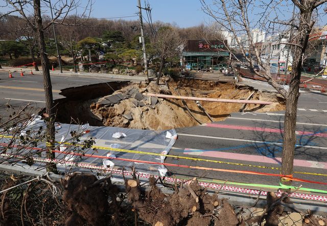 지난달 31일 오전 서울 강동구 명일동에서 발생한 대형 싱크홀 사고 현장이 보이고 있다. [사진제공=뉴시스]
