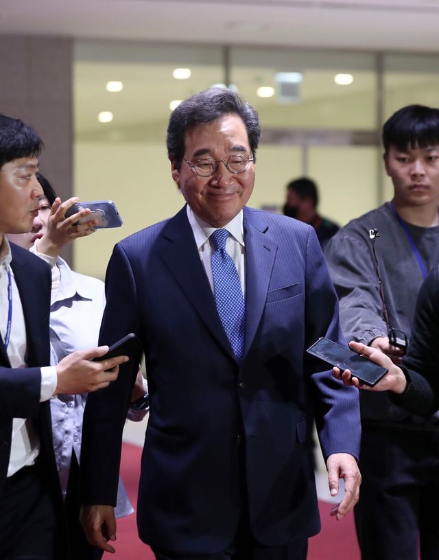 이낙연 더불어민주당 전 대표가 지난 2023년 4월 인천국제공항 제2여객터미널에서 출국장으로 이동하고 있다.[사진출처=뉴시스]