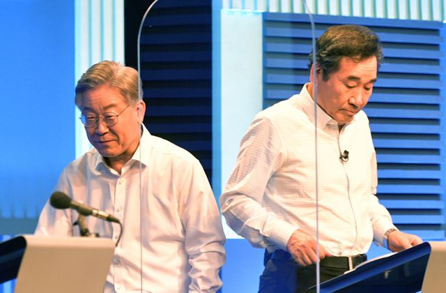 지난 2021년 당시 이재명, 이낙연 더불어민주당 대선 경선 후보가 8월 4일 오후 서울 마포구 상암동 YTN에서 열린 본경선 2차 TV 토론회를 준비하고 있다.&nbsp;[사진출처=뉴시스]