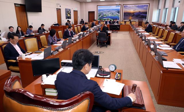 국토교통위원회 문진석 교통법안심사소위원장이 지난 15일 오전 서울 여의도 국회에서 열린 제1차 교통법안심사소위원회 회의에서 의사봉을 두드리고 있다. [사진=뉴시스]
