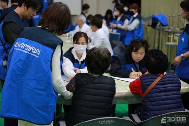 지난 11일 안동시 다목적 체육관에서 의료봉사를 받고 있는 이재민들.&nbsp;ⓒ투데이신문