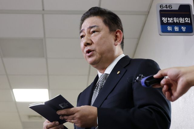 지난 6일 서울 여의도 국회에서 더불어민주당 김병기 의원이 취재진에게 브리핑을 하고 있다. [사진=뉴시스]