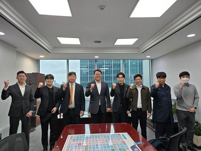 한국게임이용자협회가 개혁신당 천하람 원내대표에게 ‘게임 이용자 공약 제안서’를 전달하고 기념 사진을 촬영하고 있다. [사진=한국게임이용자협회]