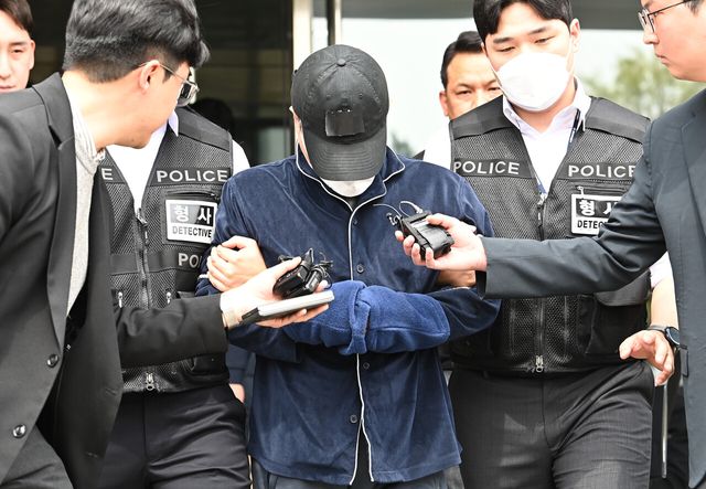 부모, 아내, 자식 등 일가족 5명을 살해하고 스스로 목숨을 끊으려 했던 가장 A씨가 구속 전 피의자 심문(영장실질심사)에 출석하기 위해 지난 17일 경기도 용인동부경찰서 유치장에서 이동하고 있다. [사진제공=뉴시스]<br>