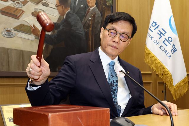 17일 한국은행 이창용 총재가 서울 중구 한국은행 본관에서 열린 금융통화위원회 본회의에서 의사봉을 두드리고 있다. [사진=뉴시스]