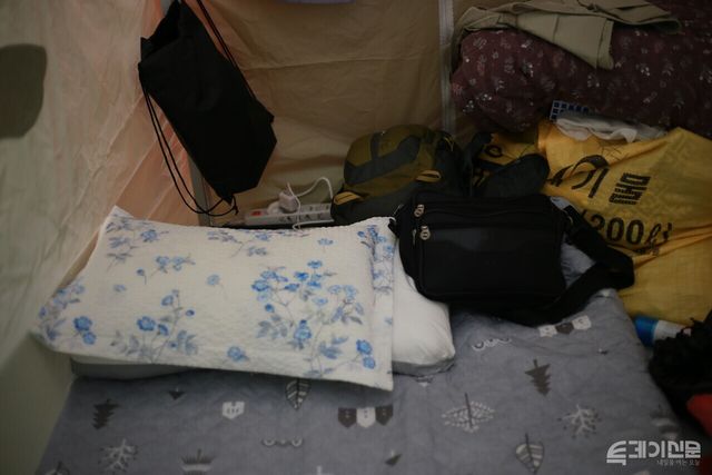 김철우(가명, 80세)씨의 텐트 안 모습. ⓒ투데이신문<br>