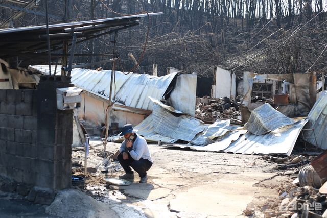 전소된 집터에서 터진 수도를 점검하는 임원석 씨.&nbsp;ⓒ투데이신문<br>