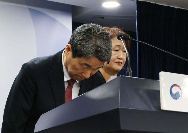 사회부총리 겸 교육부 장관이 지난 17일 서울 종로구 정부서울청사에서 진행된 2026학년도 의대 모집인원 조정 방향에 대한 브리핑을 끝낸 뒤 마무리 인사하고 있다. [사진제공=뉴시스]