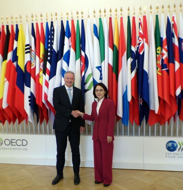 외교부 강인선 제2차관이 지난 18일 프랑스 파리에서 OECD 마티아스 콜먼 사무총장을 만나 기념사진을 촬영하고 있다. [사진제공=외교부]