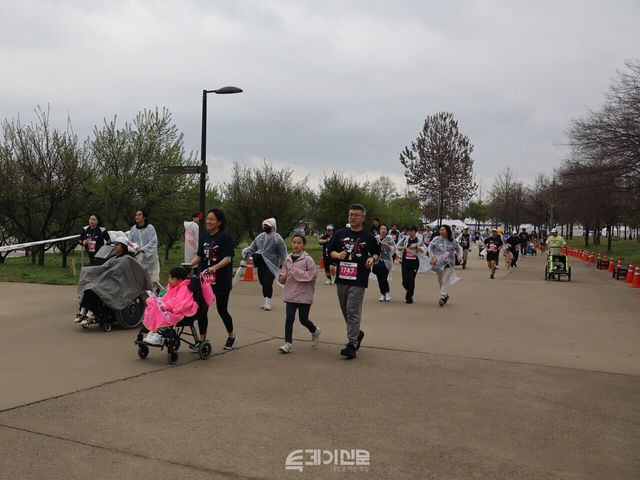 마라톤 참가자들이 행사장에서 출발해 코스를 따라 달려가고 있다. ⓒ투데이신문