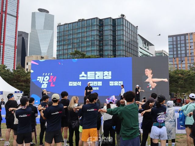 광장에 모인 참가자들이 구호에 맞춰 스트레칭하고 있다. ⓒ투데이신문