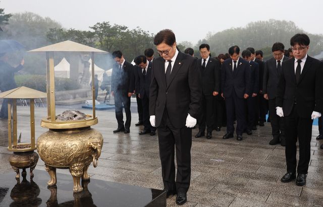 우원식 국회의장이 19일 이학영 국회부의장, 박찬대 더불어민주당 당대표 직무대행 겸 원내대표, 권성동 국민의힘 원내대표 등 의원들과 함께 서울 강북구 국립 4.19민주묘지를 참배해 학생혁명기념탑에서 분향 후 묵념하고 있다. [사진제공=뉴시스]