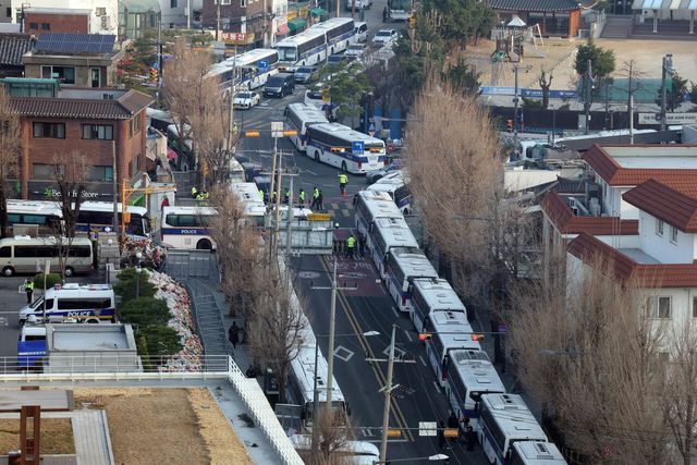 윤석열 대통령 탄핵 심판 선고를 이틀 앞둔 2일 서울 종로구 헌법재판소 근처 도로가 통제되고 있는 모습. [사진제공=뉴시스]