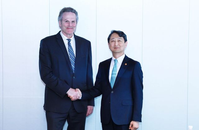 산업통상자원부 안덕근 장관이 지난달 25일 서울 중구 플라자호텔에서 미국 알래스카 마이크 던리비 주지사와 한-알래스카, 한-미 간 에너지 협력 강화 및 교역, 투자 활성화 방안을 논의하기 위해 만나 인사를 나누고 있다. [사진=뉴시스]