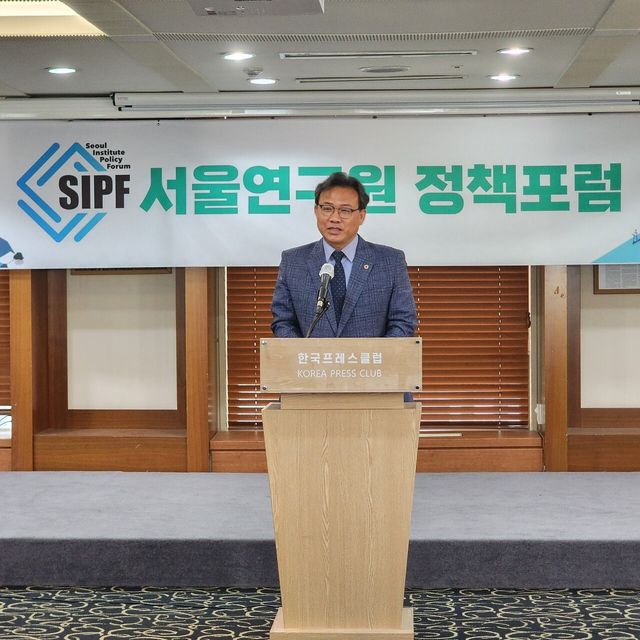 이상훈 서울시의회 정책위원장이&nbsp;지난 18일 열린 ‘제1회 서울연구원 정책포럼’에서 축사를 하고 있다. [사진제공=서울시의회]<br>